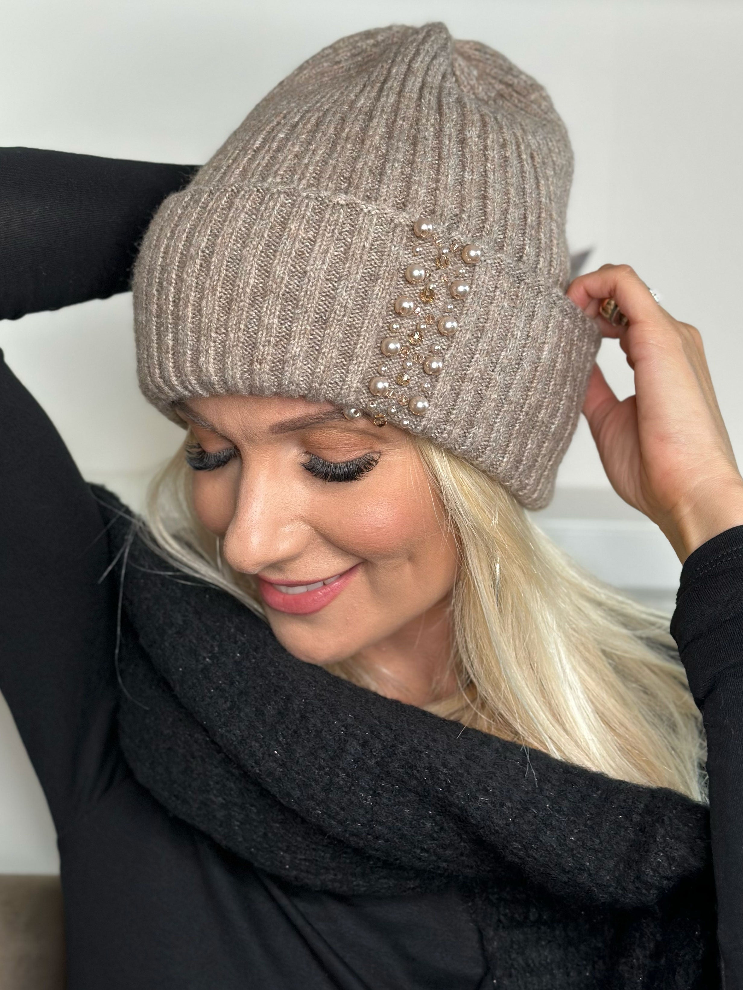 Yusra - Snygg mjuk mössa med pärlor